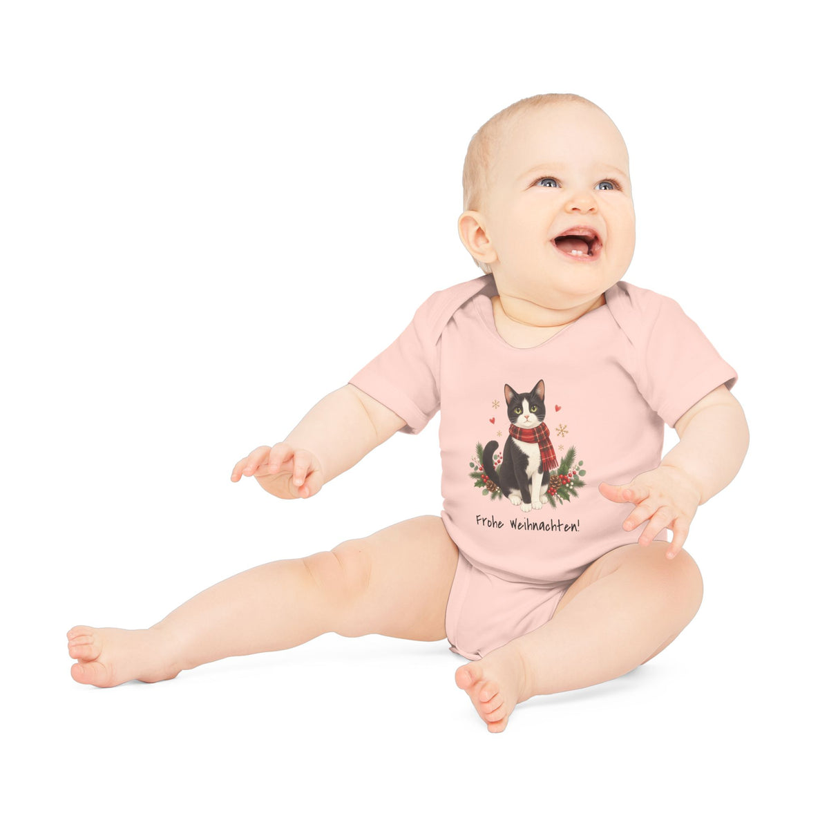 Personalisierter Kurzarm-Baby-Body PanaPeti in Puderrosa mit Haustierportrait im Design „Weihnachtsgeschenk“, am Model getragen.