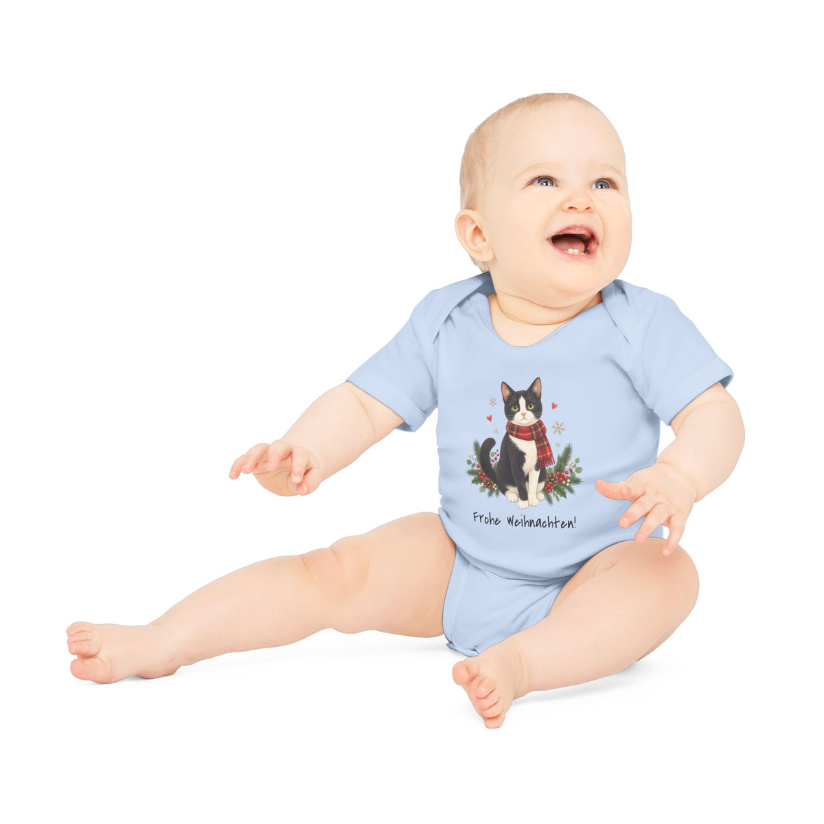 Personalisierter Kurzarm-Baby-Body PanaPeti in Staubblau mit Haustierportrait im Design „Weihnachtsgeschenk“, am Model getragen.