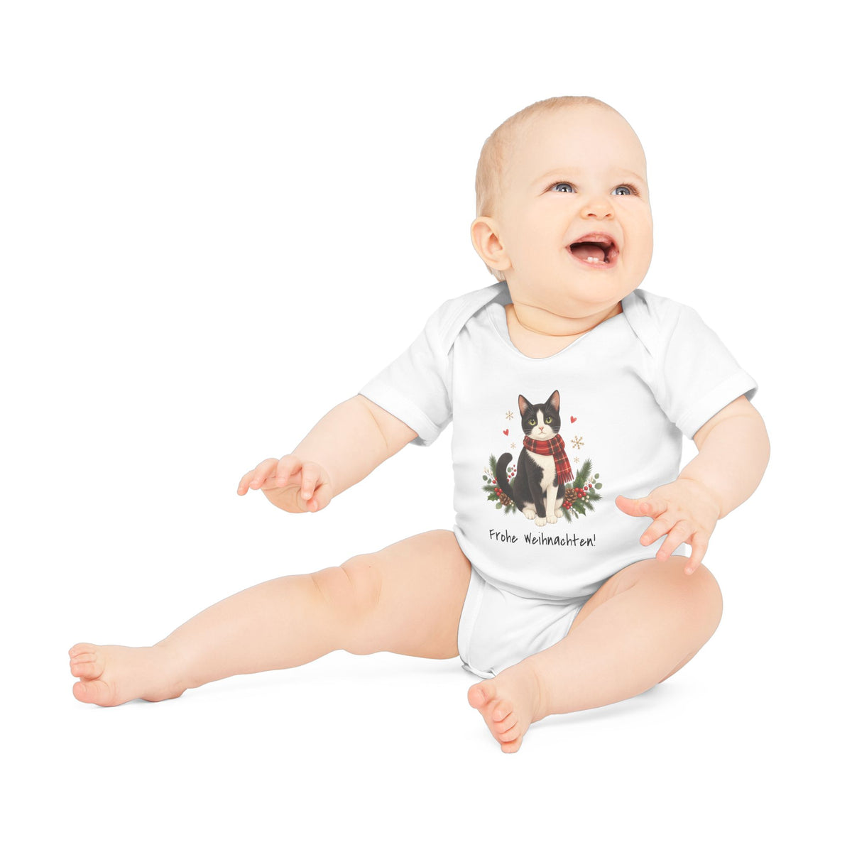 Personalisierter Kurzarm-Baby-Body PanaPeti in Weiß mit Haustierportrait im Design „Weihnachtsgeschenk“, am Model getragen.