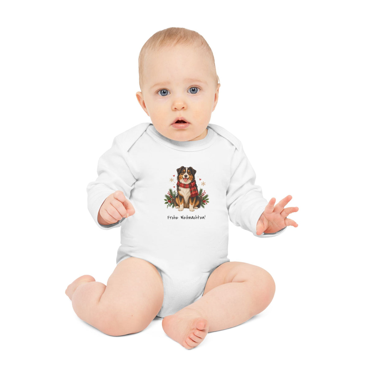 Personalisierter Langarm-Baby-Body PanaPeti in Weiß mit Haustierportrait im Design „Weihnachtsgeschenk“, am Model getragen.