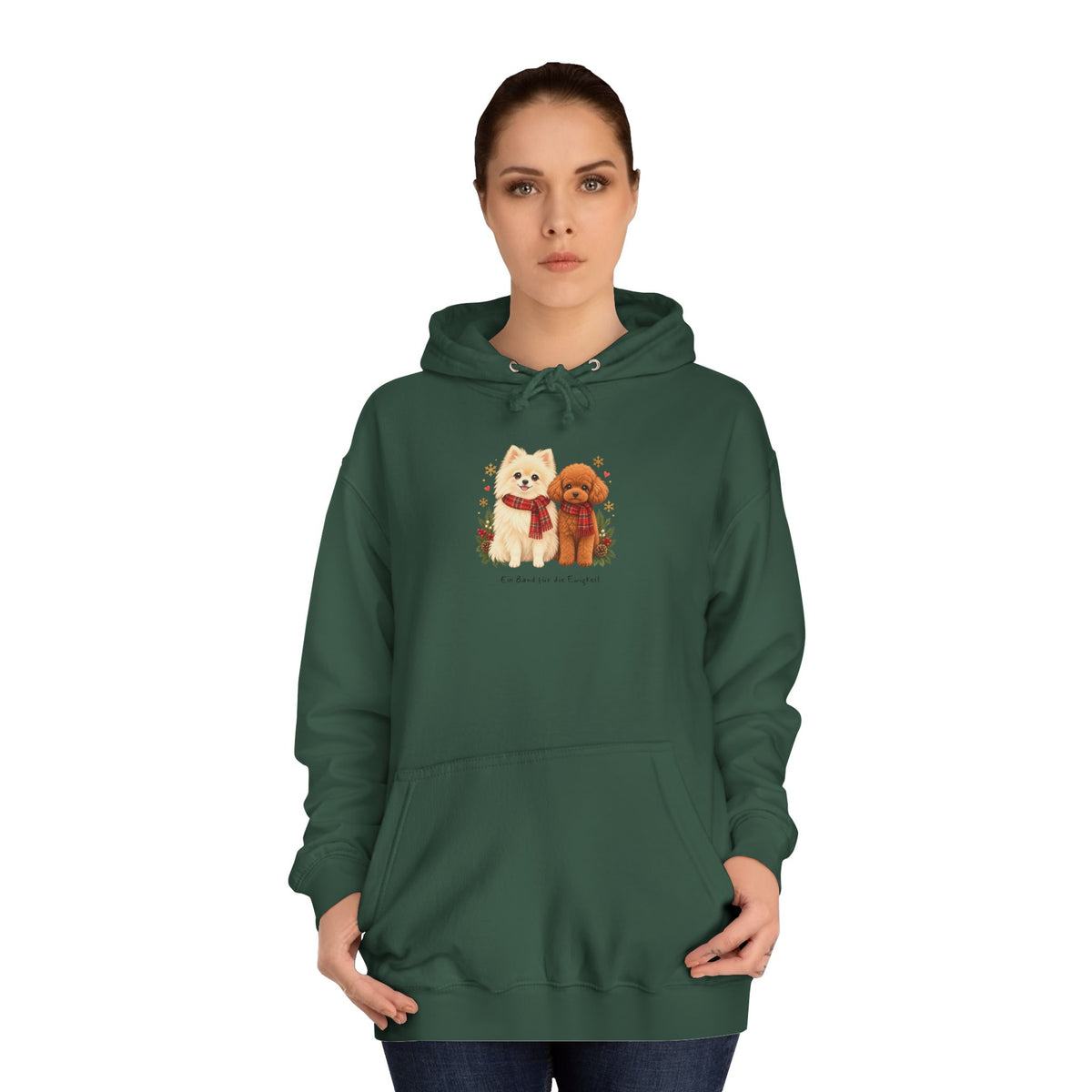 Personalisierter Unisex-Hoodie PanaPeti in Dunkelgrün mit Haustierportraits im Design „Weihnachtsgeschenk“, am Model getragen.