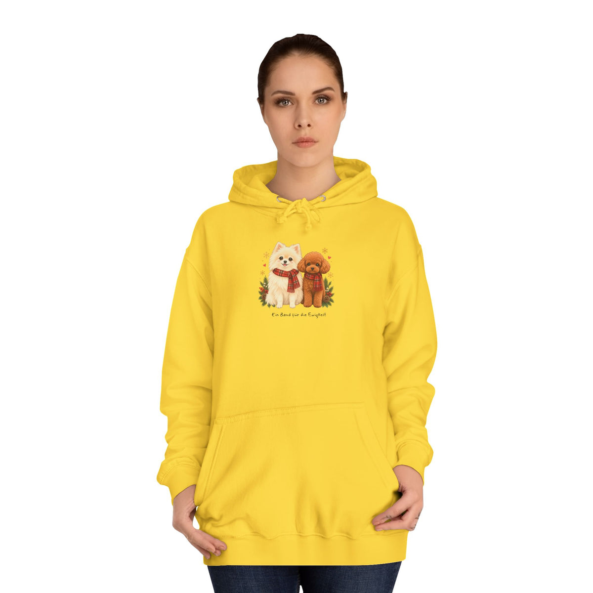 Personalisierter Unisex-Hoodie PanaPeti in Gelb mit Haustierportraits im Design „Weihnachtsgeschenk“, am Model getragen.