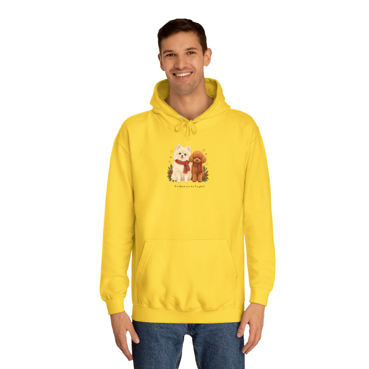 Personalisierter Unisex-Hoodie PanaPeti in Gelb mit Haustierportraits im Design „Weihnachtsgeschenk“, am Model getragen.