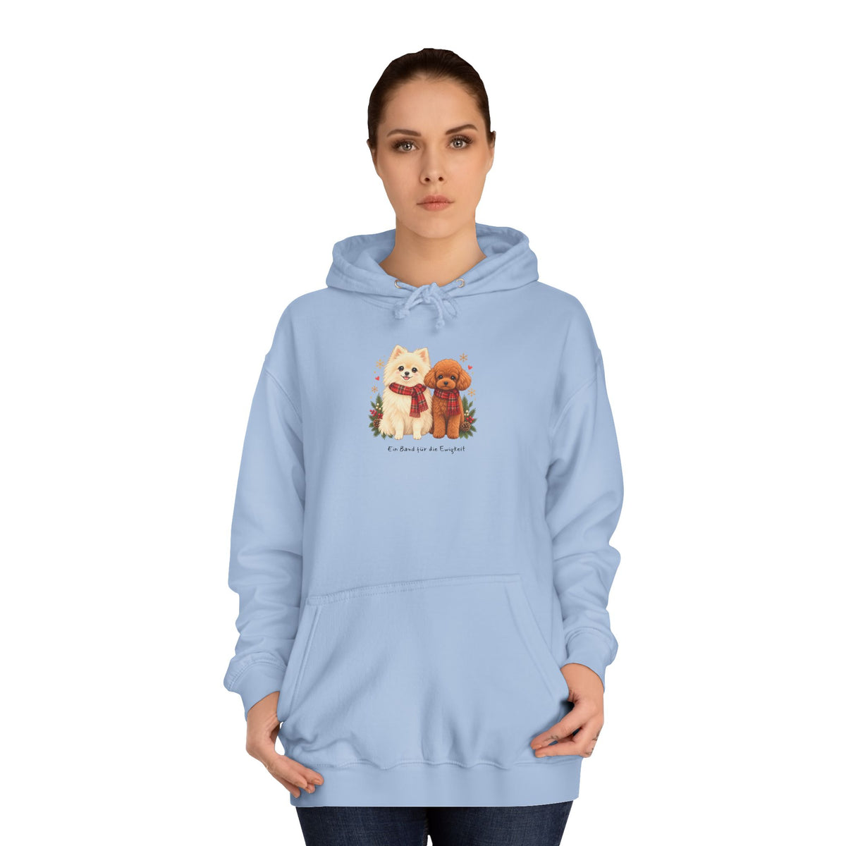 Personalisierter Unisex-Hoodie PanaPeti in Hellblau mit Haustierportraits im Design „Weihnachtsgeschenk“, am Model getragen.
