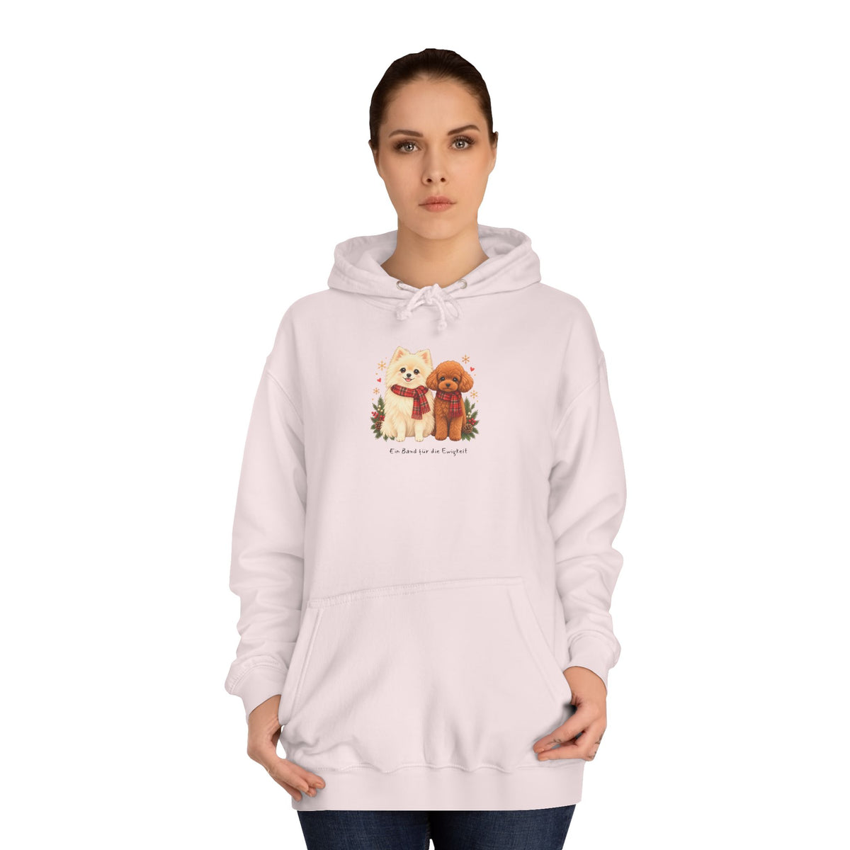 Personalisierter Unisex-Hoodie PanaPeti in Hellrosa mit Haustierportraits im Design „Weihnachtsgeschenk“, am Model getragen.