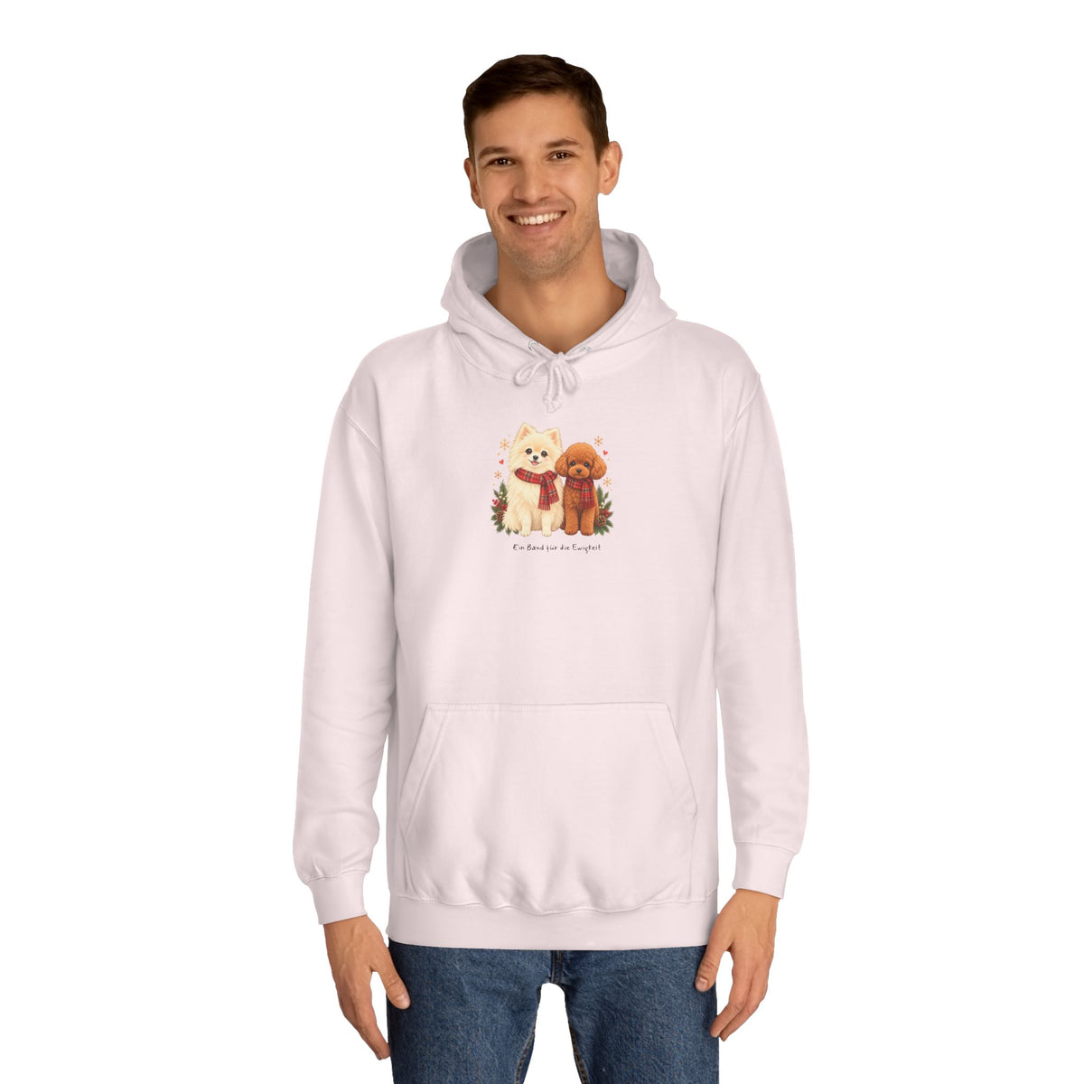 Personalisierter Unisex-Hoodie PanaPeti in Hellrosa mit Haustierportraits im Design „Weihnachtsgeschenk“, am Model getragen.