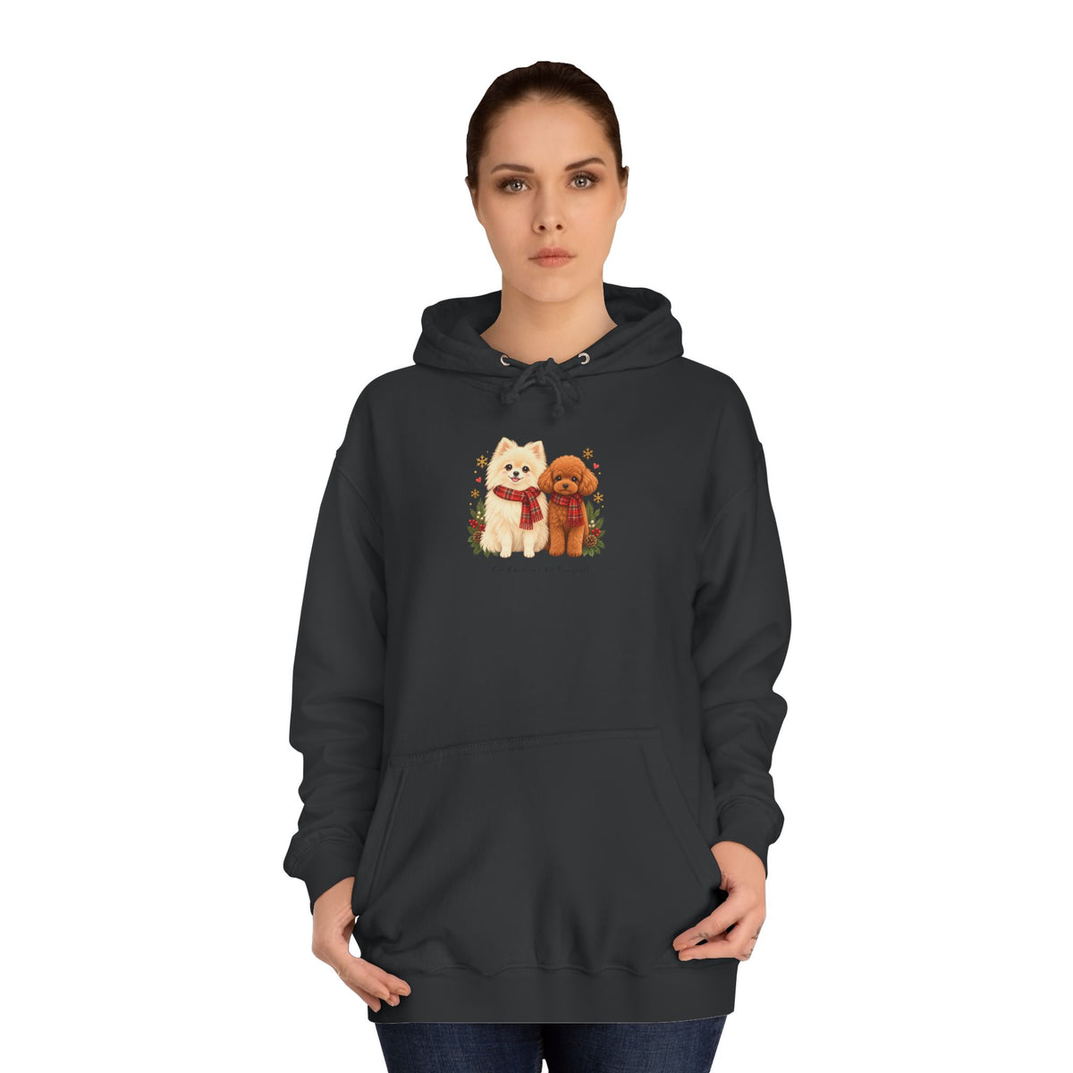 Personalisierter Unisex-Hoodie PanaPeti in Schwarz mit Haustierportraits im Design „Weihnachtsgeschenk“, am Model getragen.