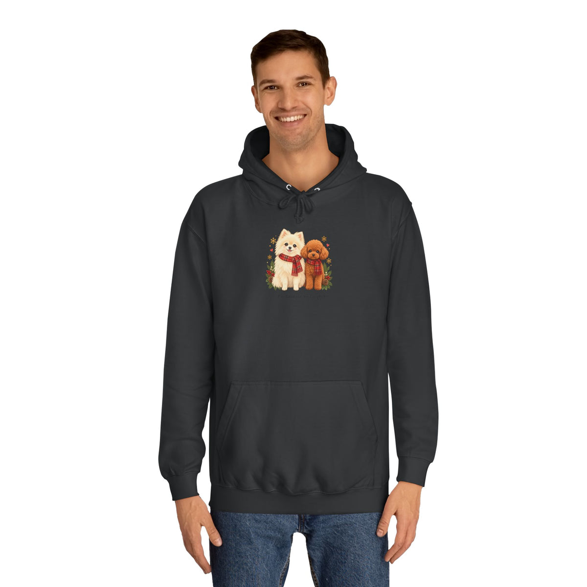Personalisierter Unisex-Hoodie PanaPeti in Schwarz mit Haustierportraits im Design „Weihnachtsgeschenk“, am Model getragen.