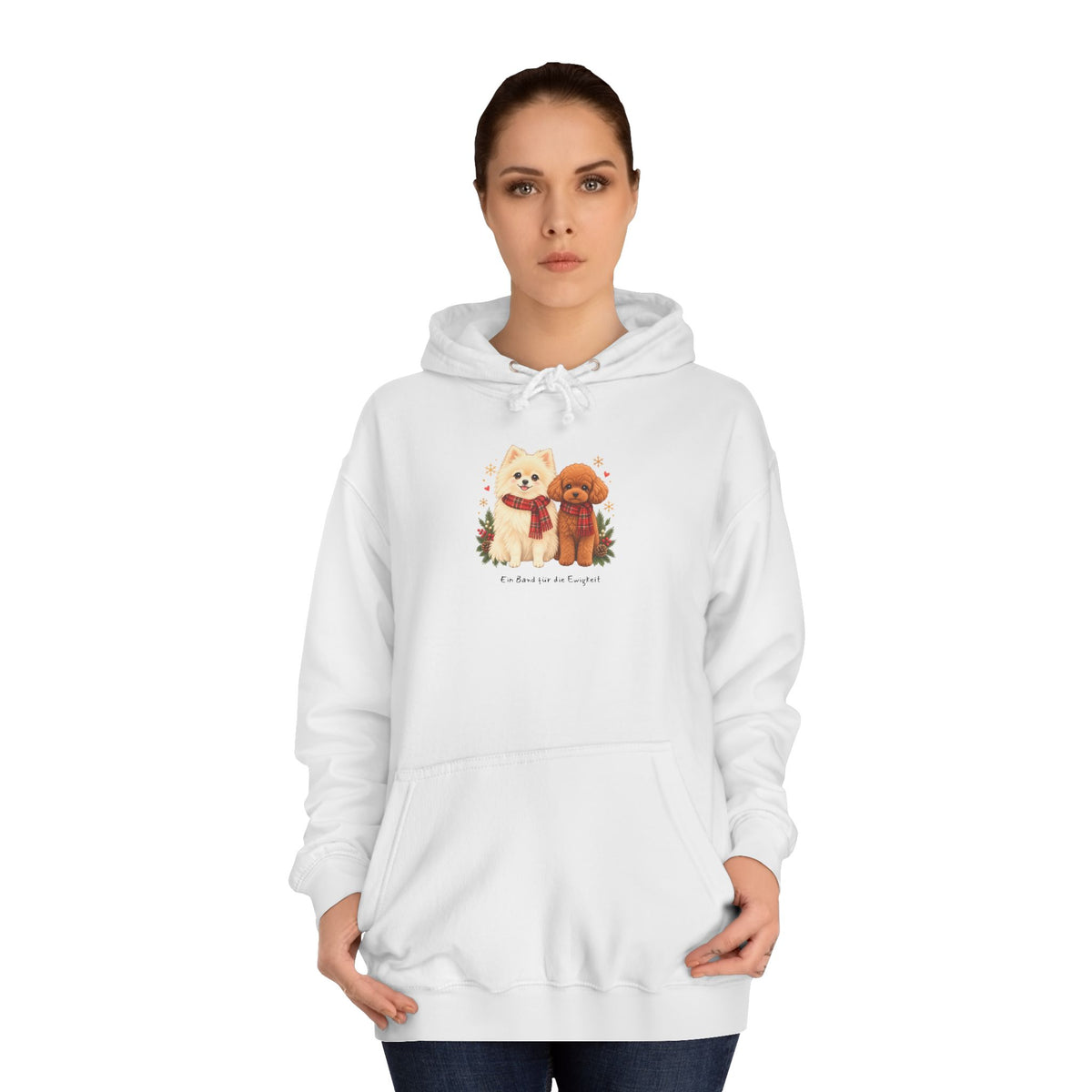 Personalisierter Unisex-Hoodie PanaPeti in Weiß mit Haustierportraits im Design „Weihnachtsgeschenk“, am Model getragen.