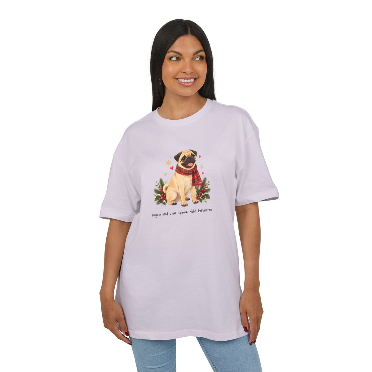 Personalisiertes Oversized-T-Shirt PanaPeti in Flieder mit Haustierportrait im Design „Weihnachtsgeschenk“, am Model getragen.