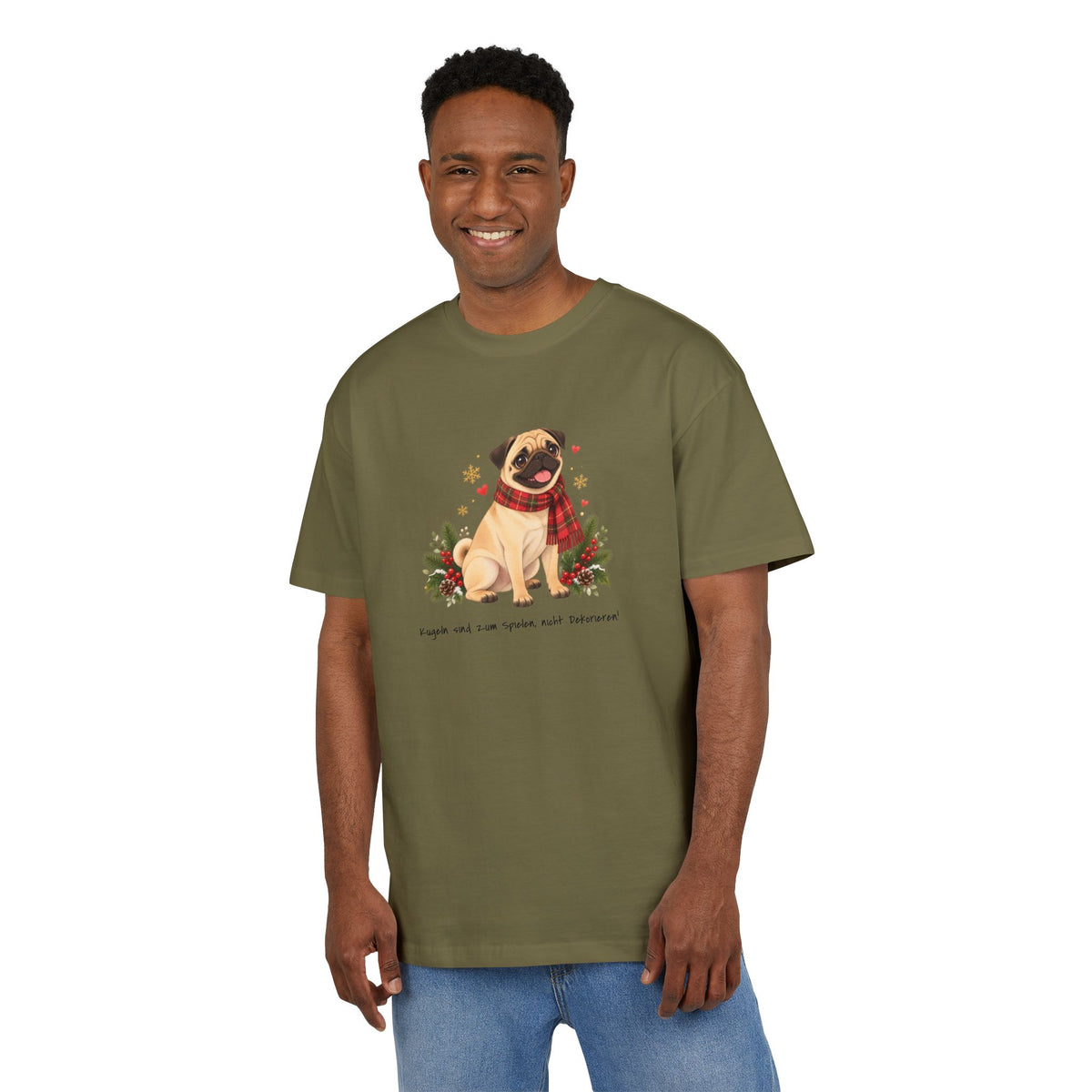 Personalisiertes Oversized-T-Shirt PanaPeti in Oliv mit Haustierportrait im Design „Weihnachtsgeschenk“, am Model getragen.