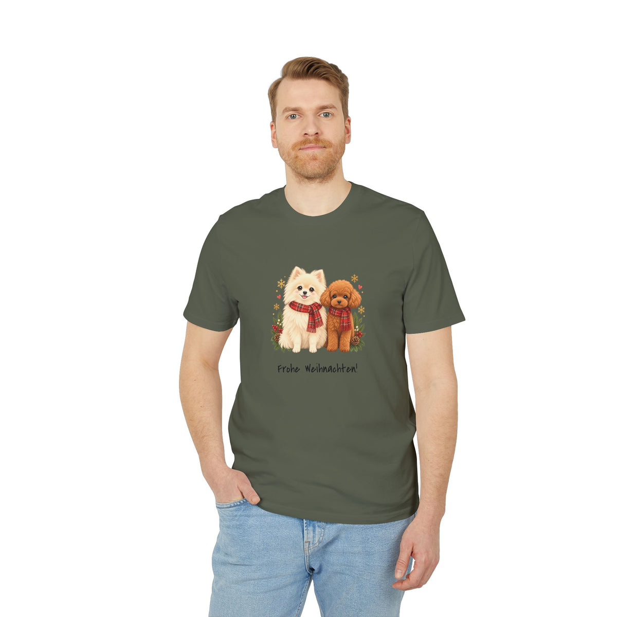 Personalisiertes Unisex-T-Shirt PanaPeti in Khaki mit Haustierportraits im Design „Weihnachtsgeschenk“, am Model getragen.