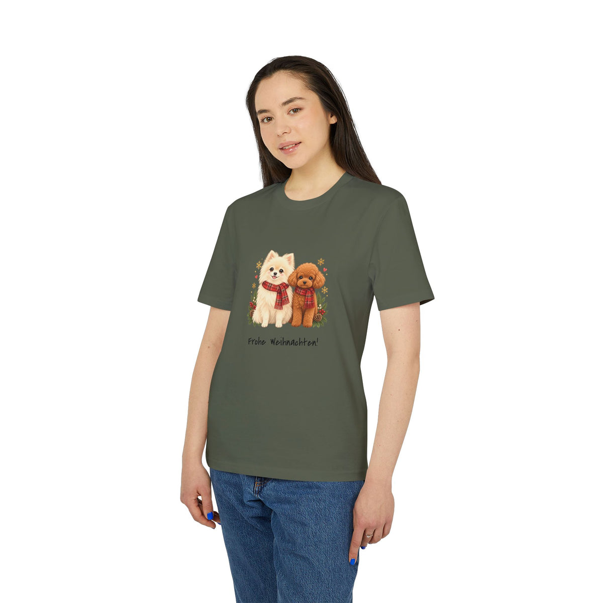 Personalisiertes Unisex-T-Shirt PanaPeti in Khaki mit Haustierportraits im Design „Weihnachtsgeschenk“, am Model getragen.