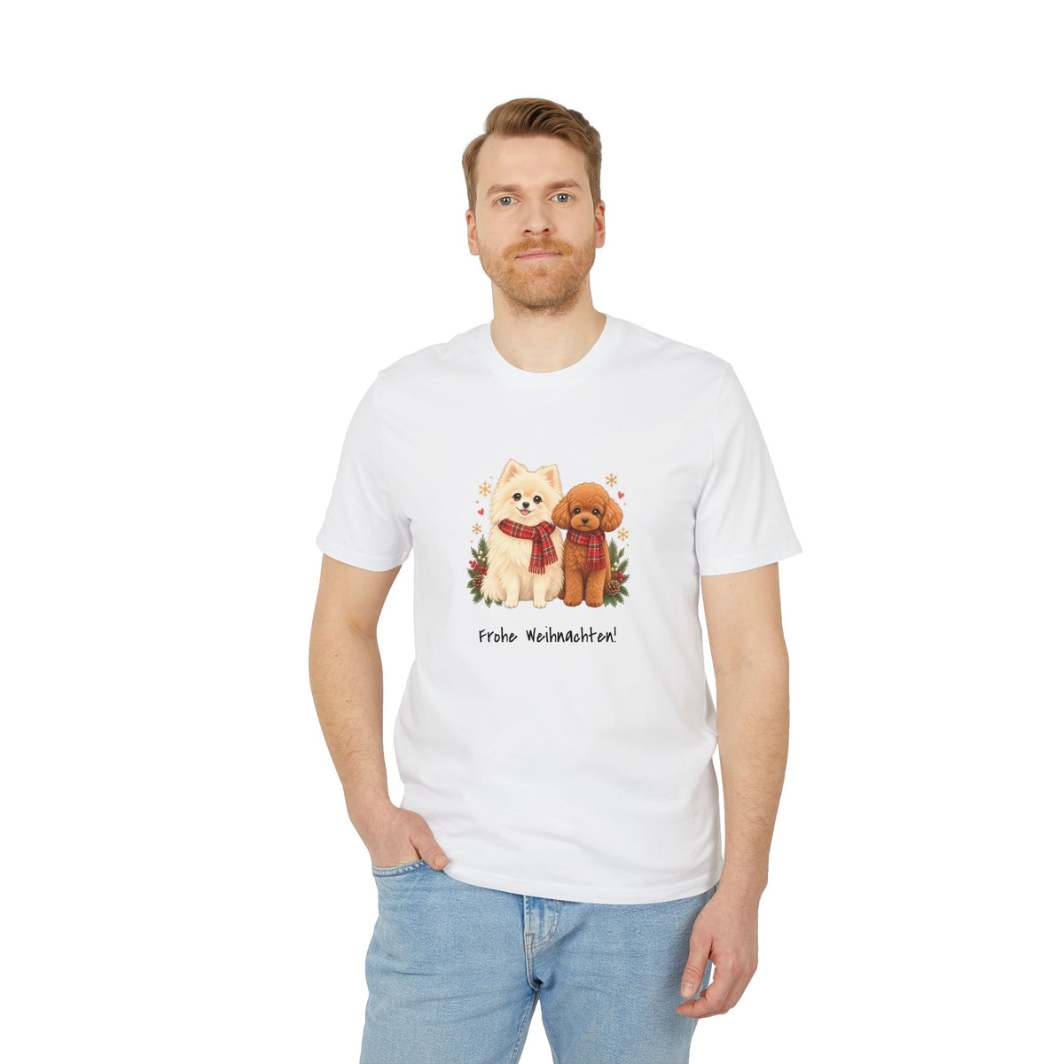 Personalisiertes Unisex-T-Shirt PanaPeti in Weiß mit Haustierportraits im Design „Weihnachtsgeschenk“, am Model getragen.